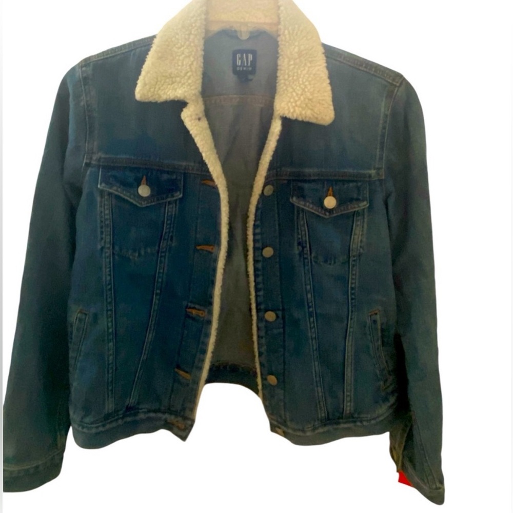 VINTAGE GAP 🔥! Sherpa lined denim jacket. Size M.